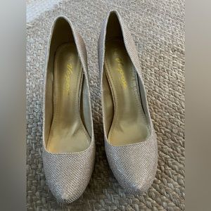Size 9.5  gold sparkle Heals